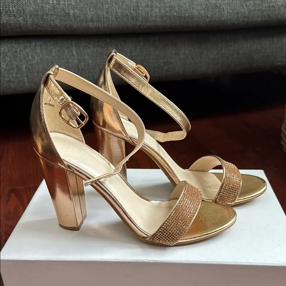 Elegant Gold Heeled Sandals - Picture 3 of 7